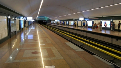 Almatské metro -zatiaľ má len jednu trasu, tak do polky a hoci na mape metra je už toho viac, jiščo strojitsja.